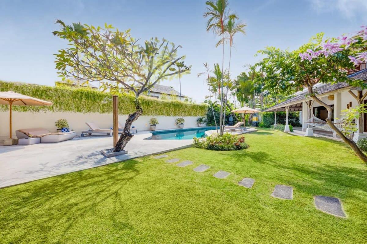 Manhattan - Luxurious 4 Bdr Villa, Huge Pool *