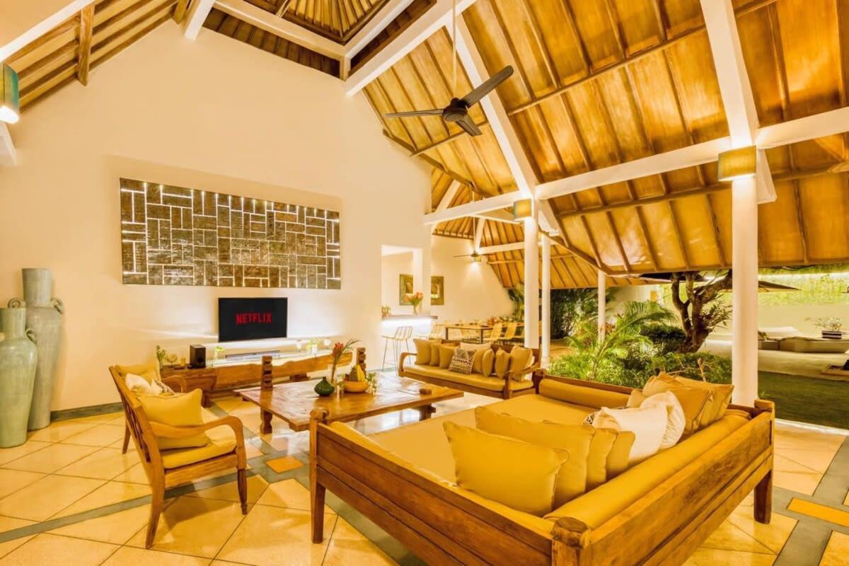 Manhattan - Luxurious 4 Bdr Villa, Huge Pool *