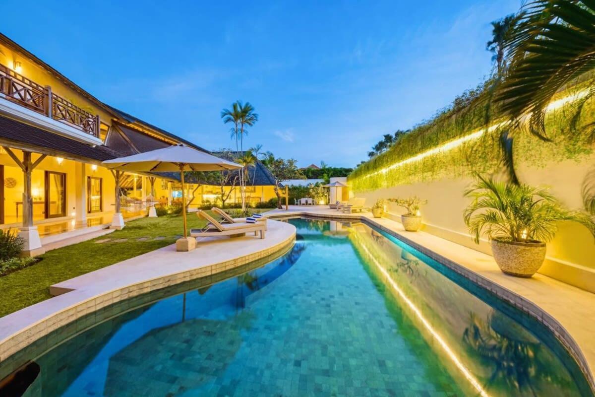 Manhattan - Luxurious 4 Bdr Villa, Huge Pool *